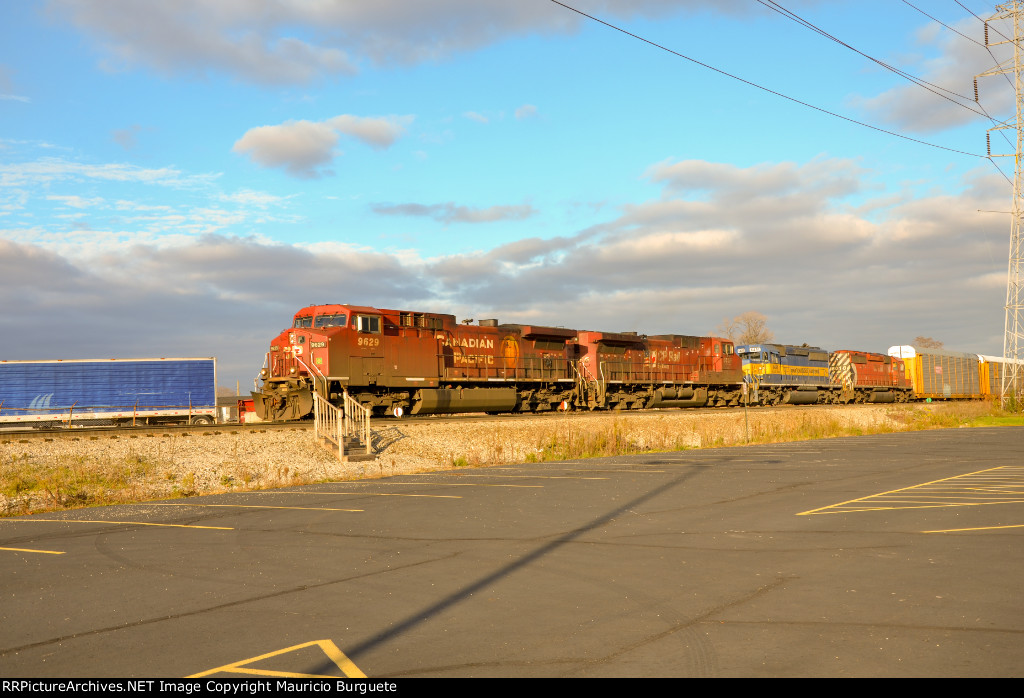 CP AC44CW + ICE + CPLocomotives leading a train